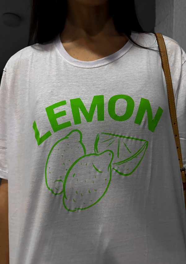 T-Shirt Feminina 100% Algodão Estampa Lemon Verde seguindo em todas as variações de peças, é a peça perfeita para um look estiloso, combina com jeans, alfaiataria, perfeito para o dia a dia. Monte Looks despojados e super confortáveis