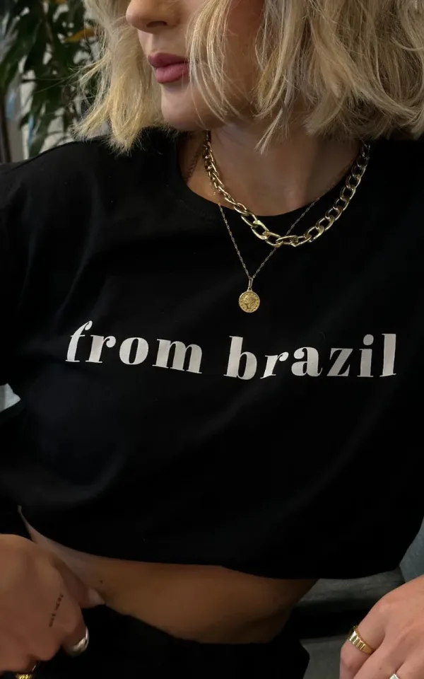 T-shirt feminina 100% Algodão Estampa From Brazil, estampa basica em todas as variações, estampa branca na peça: vermelho, esmeralda, cinza, mescla, esmeralda e laranja, estampa preta na peça: areia e branca, combina com jeans, alfaiataria, perfeito para o dia a dia. Monte Looks despojados e super confortáveis