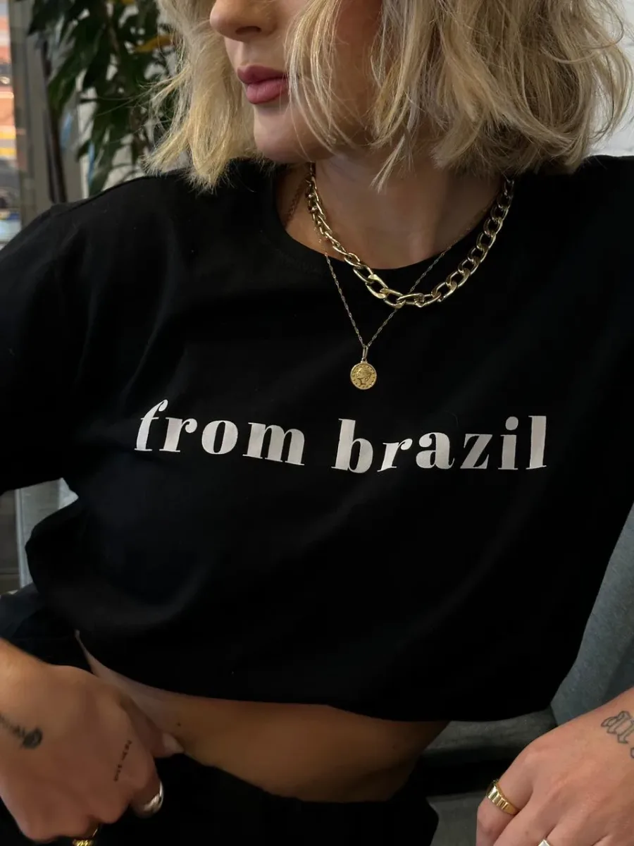 T-shirt feminina 100% Algodão Estampa From Brazil, estampa basica em todas as variações, estampa branca na peça: vermelho, esmeralda, cinza, mescla, esmeralda e laranja, estampa preta na peça: areia e branca, combina com jeans, alfaiataria, perfeito para o dia a dia. Monte Looks despojados e super confortáveis