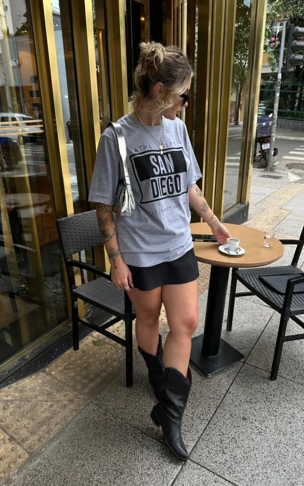 T-shirt feminina 100% Algodão Estampa San Diego, estampa basica em todas as variações, estampa branca na peça: vermelho, esmeralda, esmeralda e laranja, estampa preta na peça: areia, cinza, mescla e branca, é a peça perfeita para usar com jeans, alfaiataria, saias e composições de tendênciaciacia.