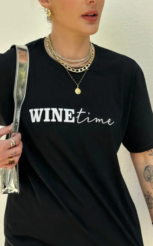 T-shirt feminina 100% Algodão Estampa Wine Time, estampa básica em todas as variações, estampa branca na peça: vermelho, esmeralda, cinza, mescla, esmeralda e laranja, estampa preta na peça: areia e branca, combina com jeans, alfaiataria, perfeito para o dia a dia.