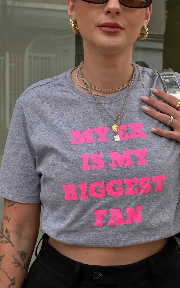 T-shirt feminina 100% Algodão Estampa Meu ex é meu maior fã, estampa rosa flúor em todas as variações de cores de peças, é a peça perfeita para usar com jeans, alfaiataria, saias e composições tendências.
