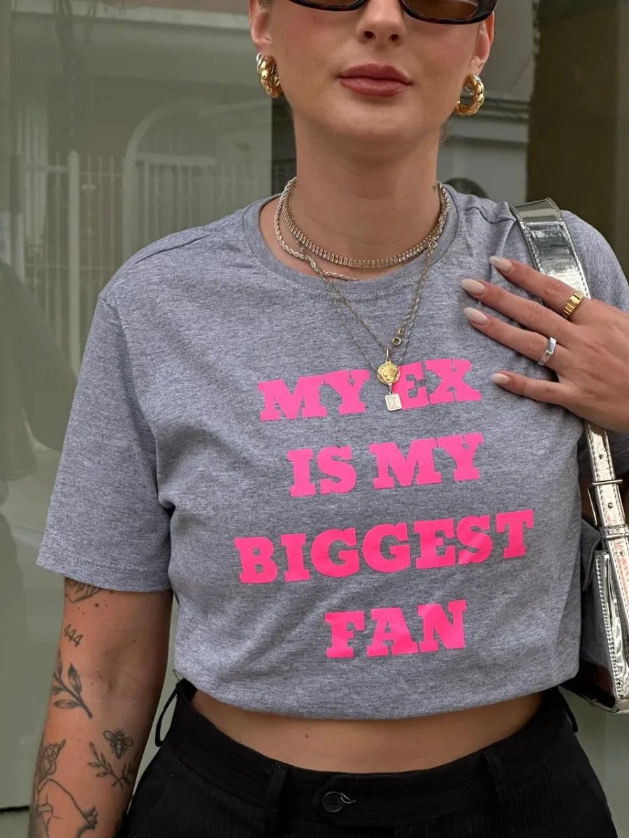 T-shirt feminina 100% Algodão Estampa Meu ex é meu maior fã, estampa rosa flúor em todas as variações de cores de peças, é a peça perfeita para usar com jeans, alfaiataria, saias e composições tendências.