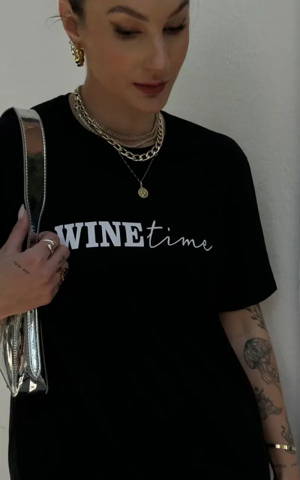 T-shirt feminina 100% Algodão Estampa Wine Time, estampa básica em todas as variações, estampa branca na peça: vermelho, esmeralda, cinza, mescla, esmeralda e laranja, estampa preta na peça: areia e branca, combina com jeans, alfaiataria, perfeito para o dia a dia.
