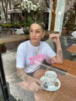 T-shirt feminina 100% Algodão Estampa O seu futuro é brilhante, estampa rosa fluor em todas as variações, é a peça perfeita para usar com jeans, alfaiataria, saias e composições tendências.