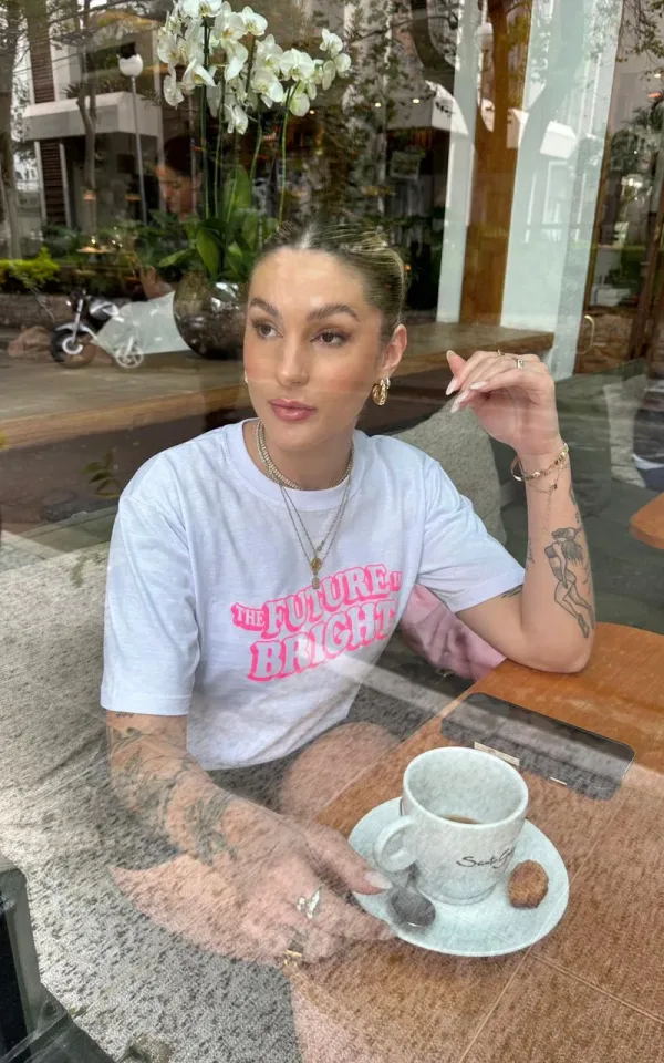 T-shirt feminina 100% Algodão Estampa O seu futuro é brilhante, estampa rosa fluor em todas as variações, é a peça perfeita para usar com jeans, alfaiataria, saias e composições tendências.