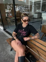 T-shirt feminina 100% Algodão, estampa Cocktail Club, estampa rosa fluor em todas as variações, é a peça perfeita para usar com jeans, alfaiataria, saias e composições de tendência.