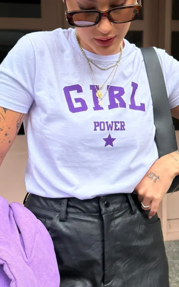 T-shirt feminina 100% Algodão Estampa GIRL POWER roxa com cor de estampa seguindo em todas as variações de cor de peça. Combina com jeans, alfaiataria, perfeito para o dia a dia. Monte Looks despojados e super confortáveis.