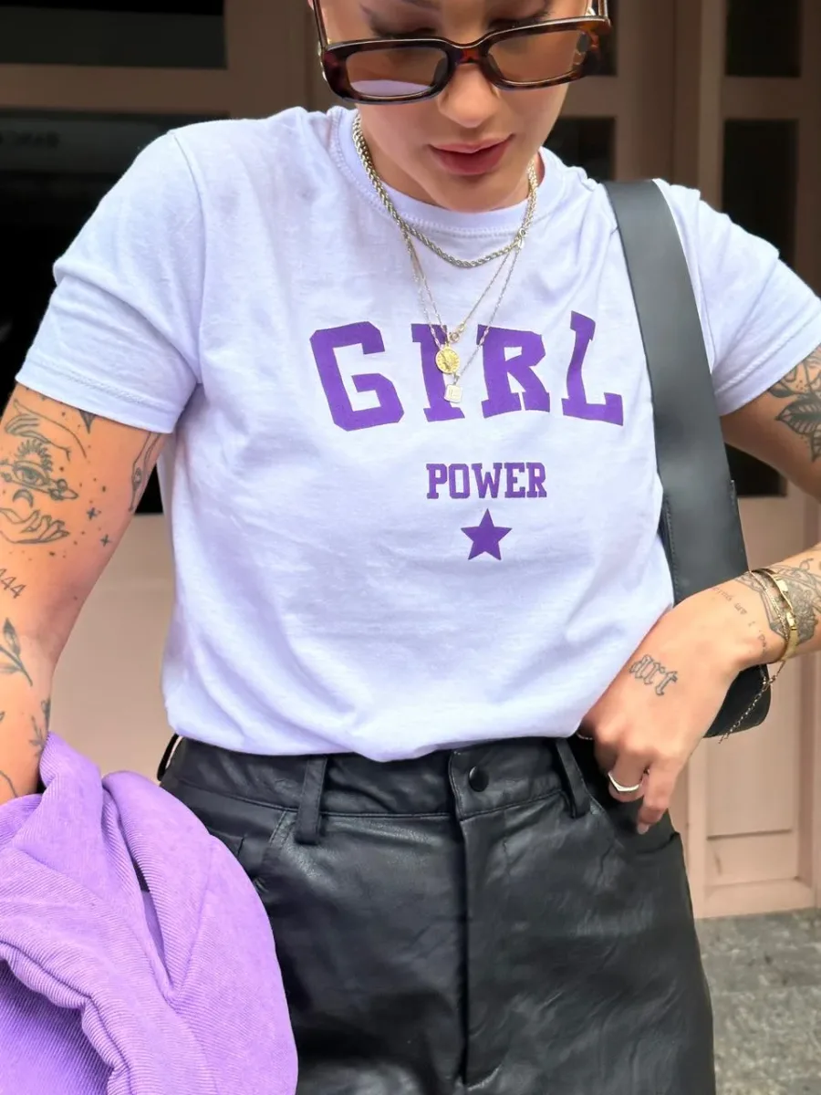 T-shirt feminina 100% Algodão Estampa GIRL POWER roxa com cor de estampa seguindo em todas as variações de cor de peça. Combina com jeans, alfaiataria, perfeito para o dia a dia. Monte Looks despojados e super confortáveis.