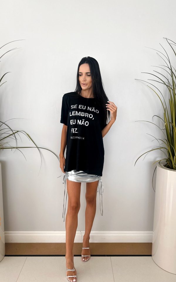 T-shirt Unissex 100% Algodão Estampa Se Eu Não Lembro Eu não fiz é a peça perfeita para um look estiloso, gringo, diferente, jovem, in, versátil, trend, combina com jeans, alfaiataria, perfeito para o dia a dia e despojado para usar a noite. Monte Looks despojados e super confortáveis.