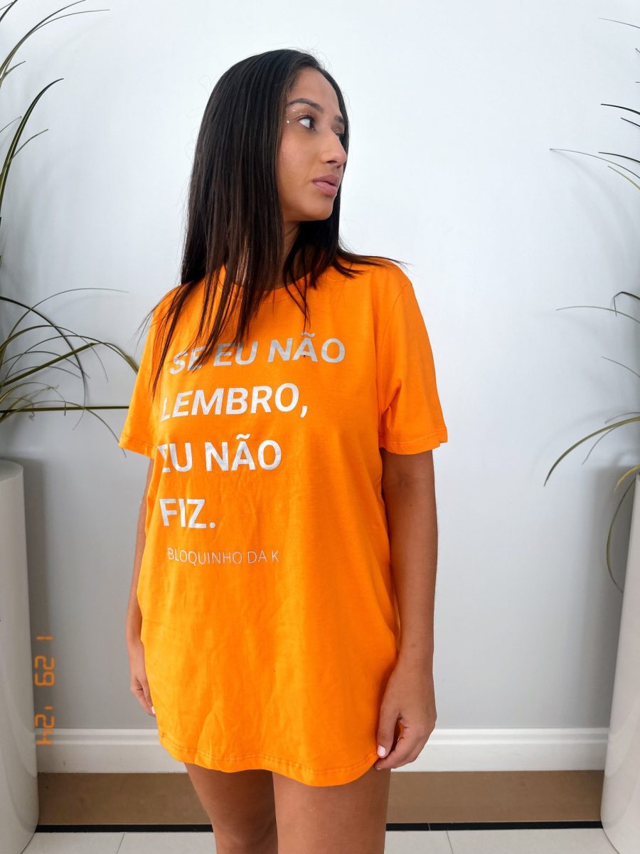 T-shirt Unissex 100% Algodão Estampa Se Eu Lembro Eu é a peça perfeita para um look estiloso, gringo, diferente, jovem, in, versátil, trend, combina com jeans, alfaiataria, perfeito para o dia a dia e despojado para usar a noite. Monte Looks despojados e super confortáveis.