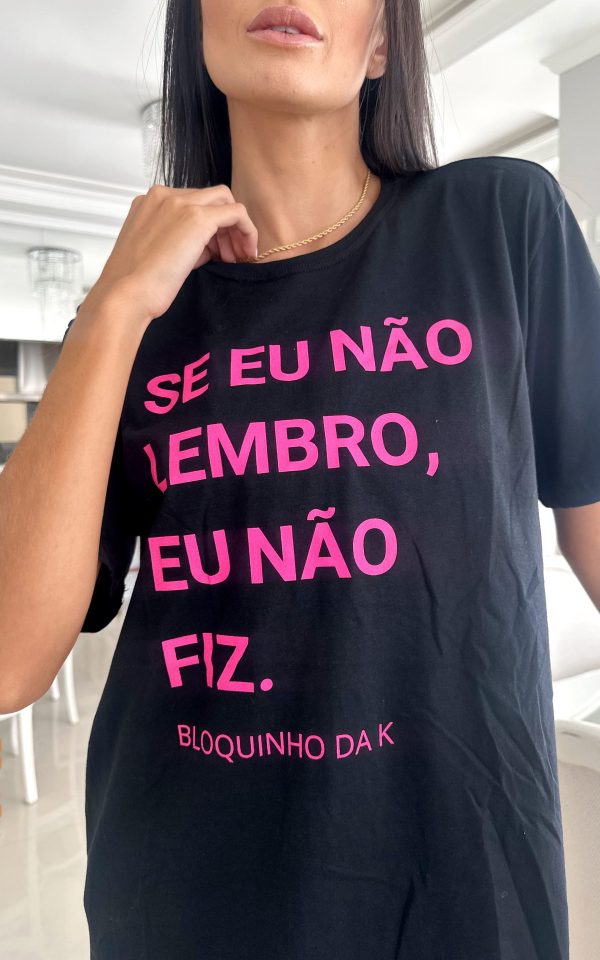 T-Shirt Feminina 100% Algodão Estampa Bloquinho da K  é a peça perfeita para um look estiloso, gringo, diferente, jovem, in, versátil, trend, combina com jeans, alfaiataria, perfeito para o dia a dia e despojado para usar a noite. Monte Looks despojados e super confortáveis.