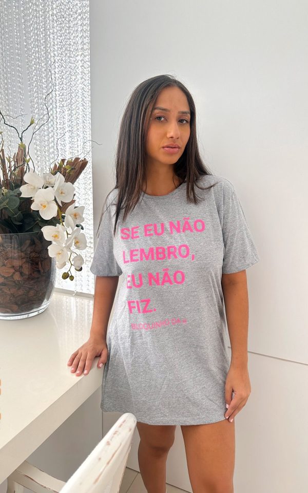T-Shirt Feminina 100% Algodão Estampa Se eu não lembro eu não fiz é a peça perfeita para um look estiloso, gringo, diferente, jovem, in, versátil, trend, combina com jeans, alfaiataria, perfeito para o dia a dia e despojado para usar a noite. Monte Looks despojados e super confortáveis.