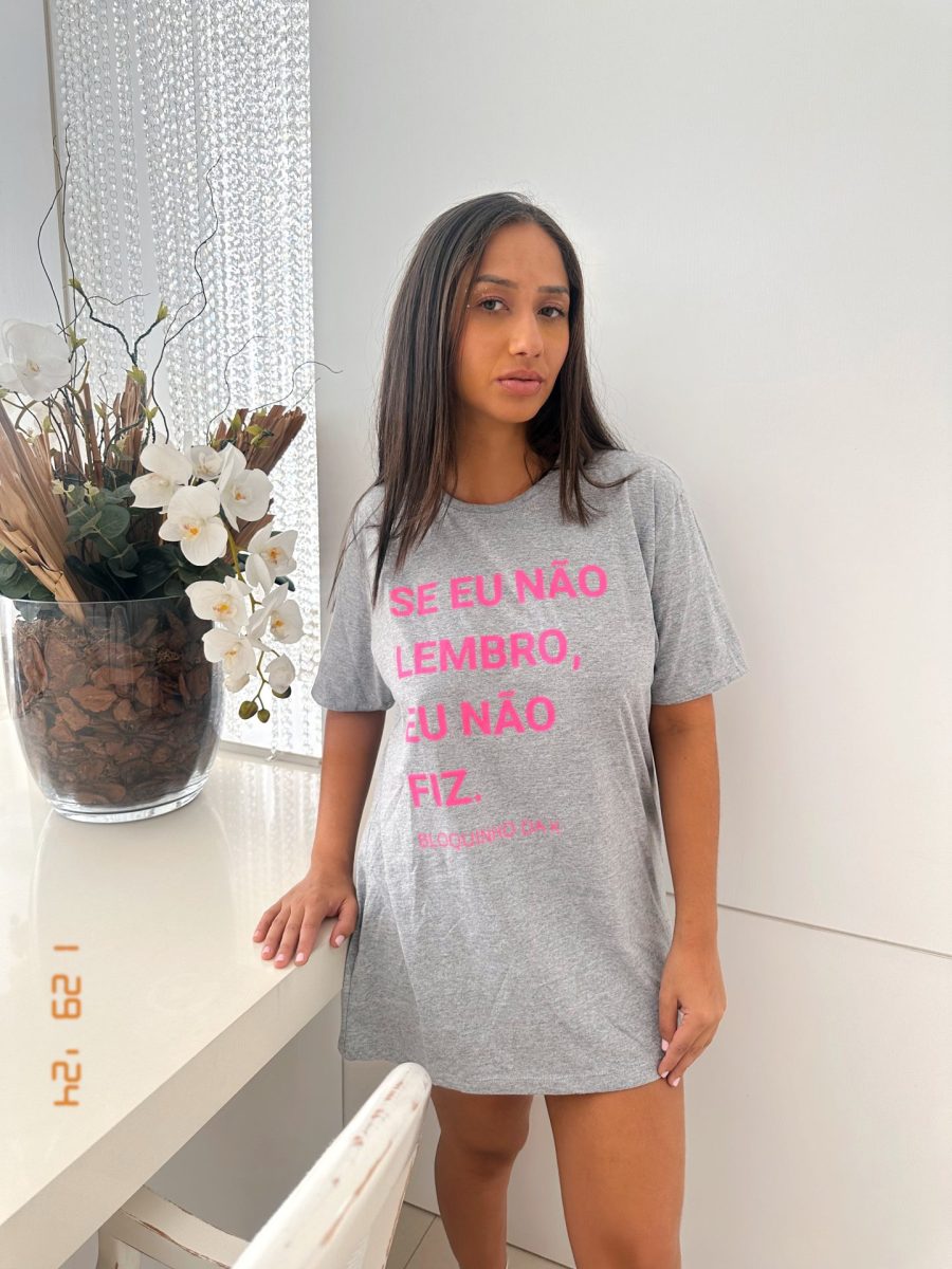 T-Shirt Feminina 100% Algodão Estampa Se eu não lembro eu não fiz é a peça perfeita para um look estiloso, gringo, diferente, jovem, in, versátil, trend, combina com jeans, alfaiataria, perfeito para o dia a dia e despojado para usar a noite. Monte Looks despojados e super confortáveis.