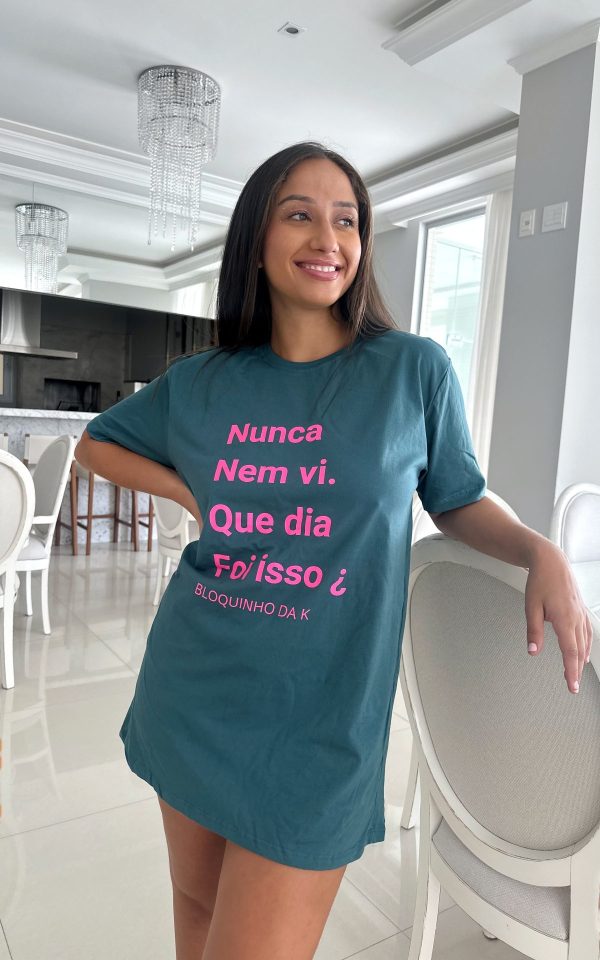 T-Shirt Feminina 100% Algodão Estampa Bloquinho da K  é a peça perfeita para um look estiloso, gringo, diferente, jovem, in, versátil, trend, combina com jeans, alfaiataria, perfeito para o dia a dia e despojado para usar a noite. Monte Looks despojados e super confortáveis.