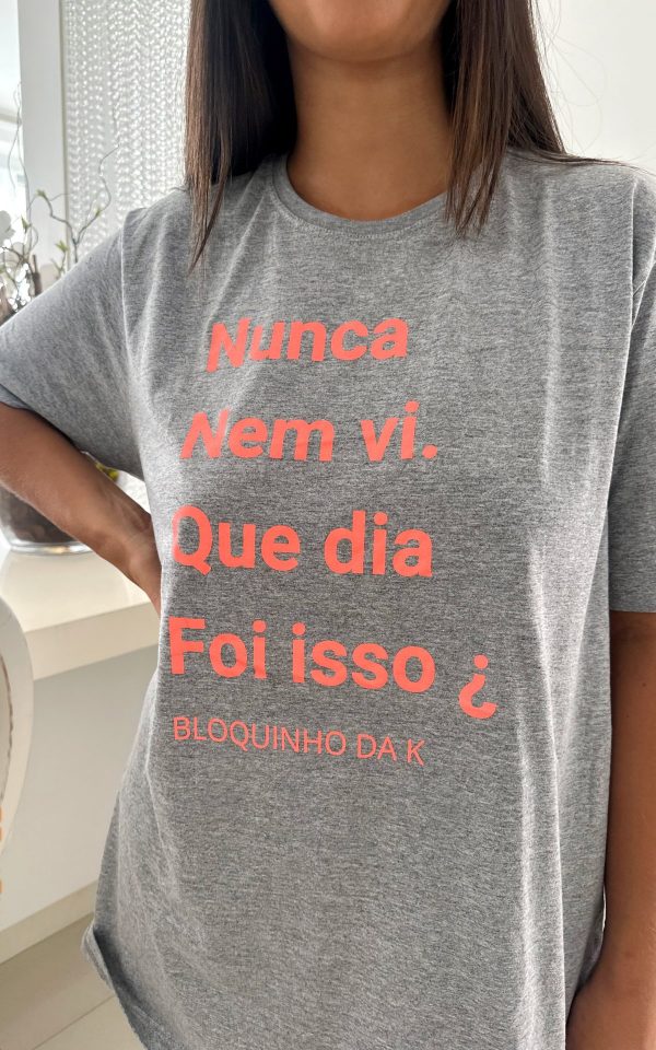 T-shirt Unissex 100% Algodão Estampa Que Dia Foi Isso é a peça perfeita para um look estiloso, gringo, diferente, jovem, in, versátil, trend, combina com jeans, alfaiataria, perfeito para o dia a dia e despojado para usar a noite. Monte Looks despojados e super confortáveis.