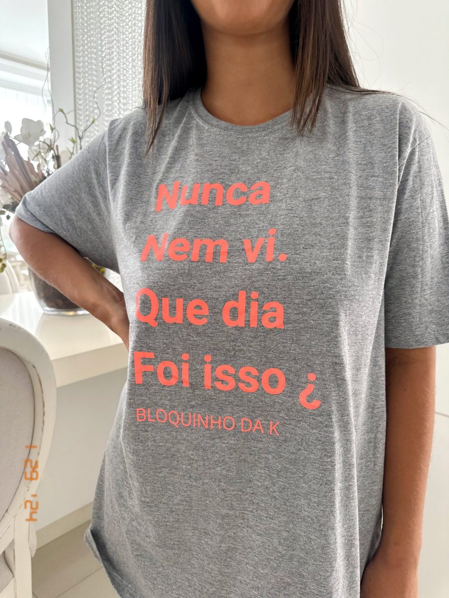 T-shirt Unissex 100% Algodão Estampa Que Dia Foi Isso é a peça perfeita para um look estiloso, gringo, diferente, jovem, in, versátil, trend, combina com jeans, alfaiataria, perfeito para o dia a dia e despojado para usar a noite. Monte Looks despojados e super confortáveis.