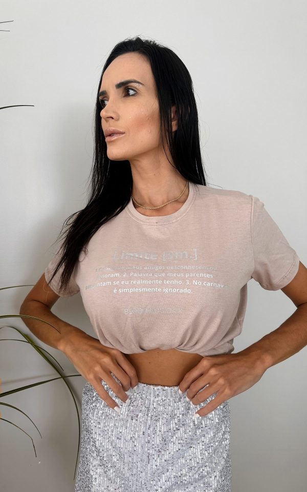 T-shirt Unissex 100% Algodão Estampa Limite é a peça perfeita para um look estiloso, gringo, diferente, jovem, in, versátil, trend, combina com jeans, alfaiataria, perfeito para o dia a dia e despojado para usar a noite. Monte Looks despojados e super confortáveis
