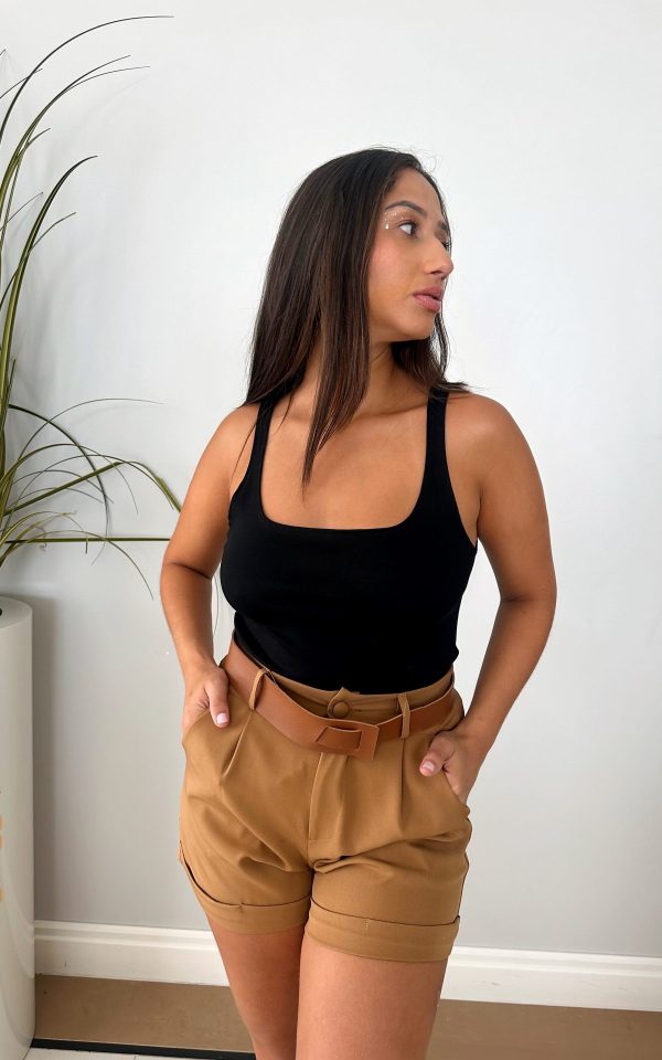Body Feminino Canelado de Alça Colo Aberto Yasmin é a peça perfeita para um look estiloso, despojado, gringo. Combina com jeans, alfaiataria, shorts, calça pantalona, skinny.