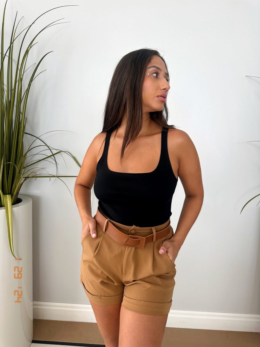 Body Feminino Canelado de Alça Colo Aberto Yasmin é a peça perfeita para um look estiloso, despojado, gringo. Combina com jeans, alfaiataria, shorts, calça pantalona, skinny.
