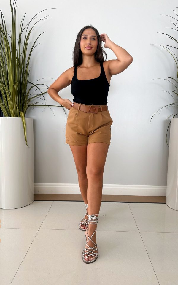 Body Feminino Canelado de Alça Colo Aberto Yasmin é a peça perfeita para um look estiloso, despojado, gringo. Combina com jeans, alfaiataria, shorts, calça pantalona, skinny.