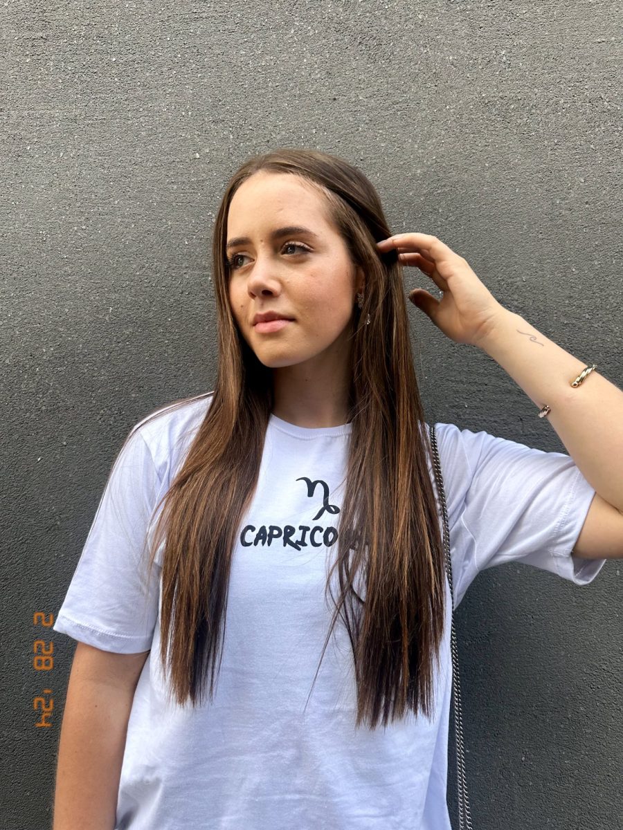T-shirt feminina signos tendência oversized, barata e de qualidade perfeita para looks estilosos.