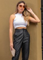 Cropped Feminino Nadador Canelado Rê é a peça perfeita para um look estiloso. Perfeito para festas , sociais entre as amigas, rolês, saidinhas, happy hour, aquele cropped que não falta no carnaval das bloggers.