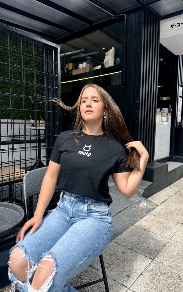 T-shirt feminina signos tendência oversized, barata e de qualidade perfeita para looks estilosos.