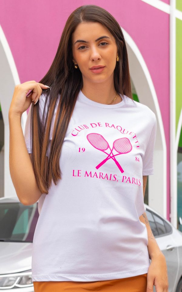 T-shirt Unissex 100% Algodão Branca Estampa Padel Paris Oversized é a peça perfeita para um look estiloso, gringo, diferente, jovem, in, versátil, trend, combina com jeans, alfaiataria, perfeito para o dia a dia e despojado para usar a noite. Monte Looks despojados e super confortáveis.