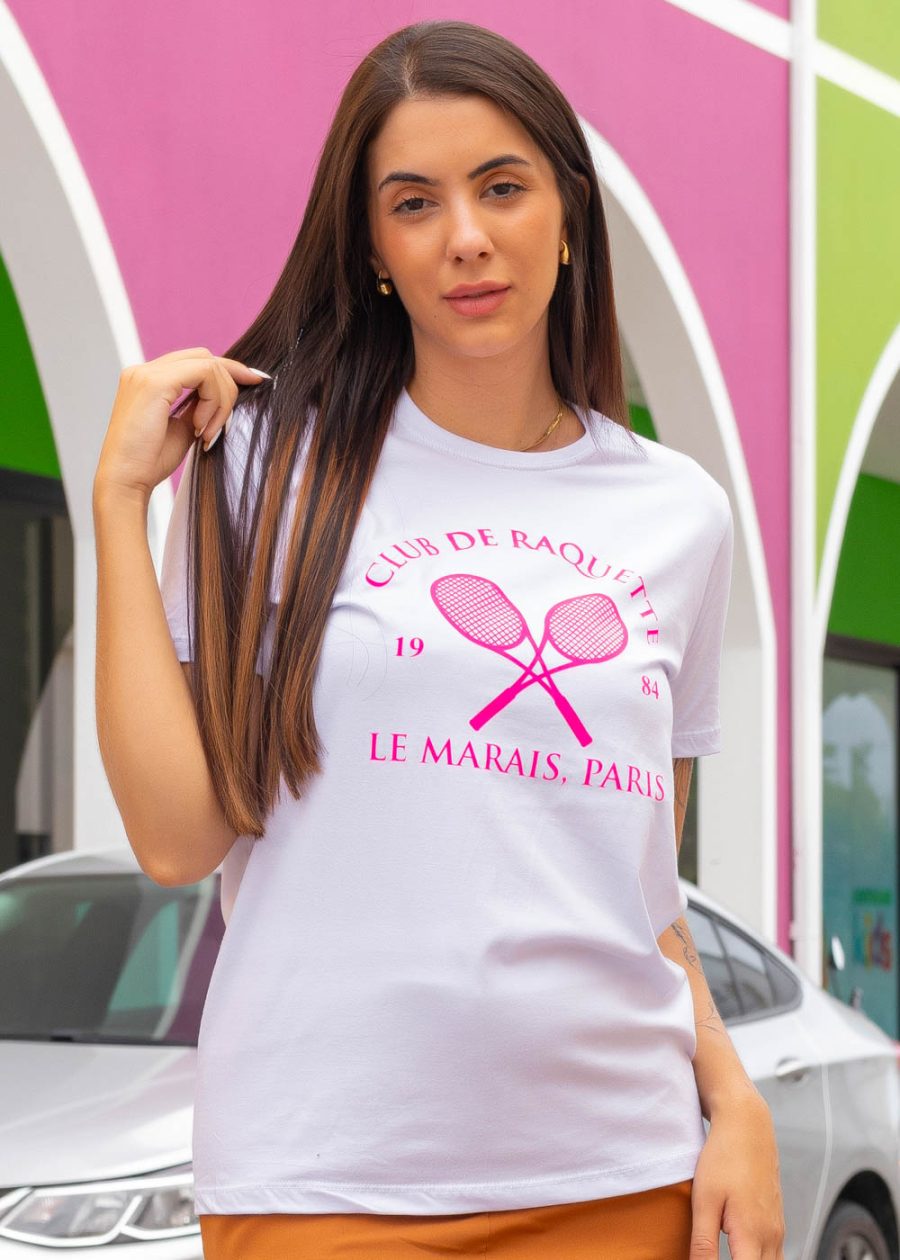 T-shirt Unissex 100% Algodão Branca Estampa Padel Paris Oversized é a peça perfeita para um look estiloso, gringo, diferente, jovem, in, versátil, trend, combina com jeans, alfaiataria, perfeito para o dia a dia e despojado para usar a noite. Monte Looks despojados e super confortáveis.