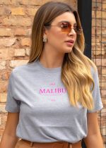 T-shirt Unissex 100% Algodão Cinza Estampa Malibu Barbie, Oversized é a peça perfeita para um look estiloso, gringo, diferente, jovem, in, versátil, trend, combina com jeans, alfaiataria, perfeito para o dia a dia e despojado para usar a noite. Monte Looks despojados e super confortáveis.