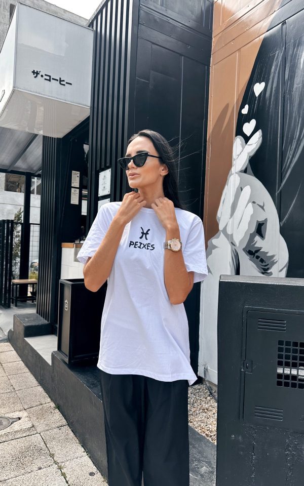 T-shirt feminina signos tendência oversized, barata e de qualidade perfeita para looks estilosos.