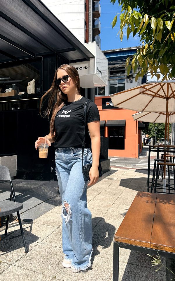 T-shirt feminina signos tendência oversized, barata e de qualidade perfeita para looks estilosos.