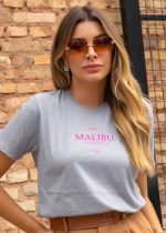 T-shirt Unissex 100% Algodão Cinza Estampa Malibu Barbie, Oversized é a peça perfeita para um look estiloso, gringo, diferente, jovem, in, versátil, trend, combina com jeans, alfaiataria, perfeito para o dia a dia e despojado para usar a noite. Monte Looks despojados e super confortáveis.