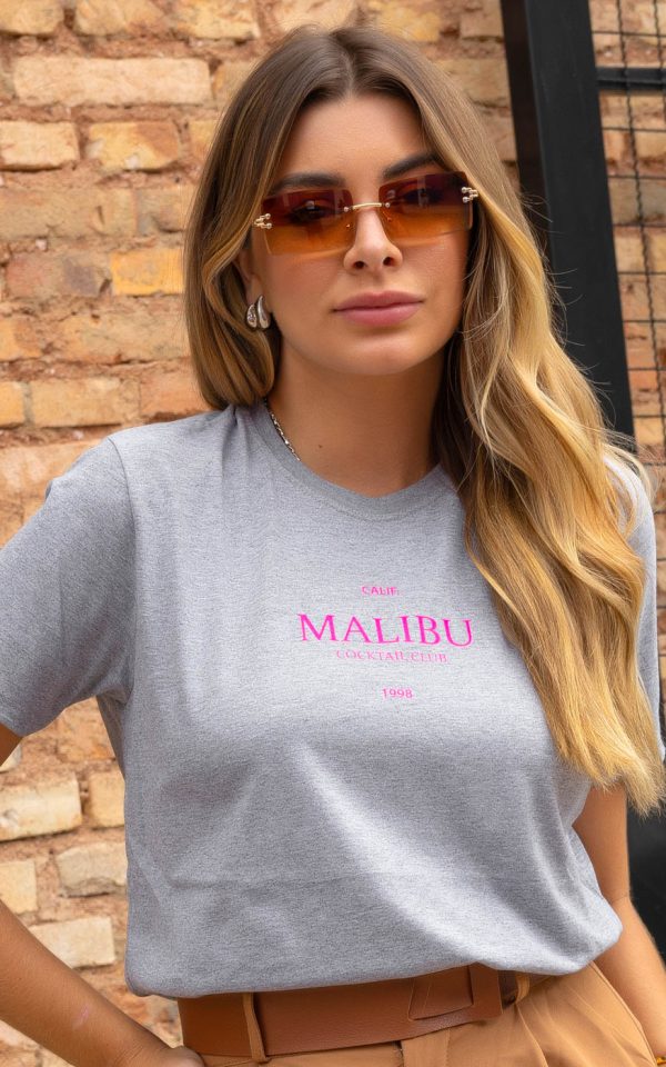 T-shirt Unissex 100% Algodão Cinza Estampa Malibu Barbie, Oversized é a peça perfeita para um look estiloso, gringo, diferente, jovem, in, versátil, trend, combina com jeans, alfaiataria, perfeito para o dia a dia e despojado para usar a noite. Monte Looks despojados e super confortáveis.