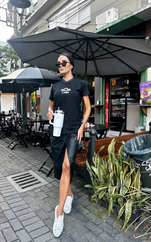 T-shirt feminina signos tendência oversized, barata e de qualidade perfeita para looks estilosos.