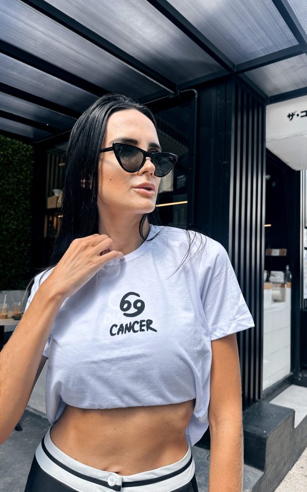 T-shirt feminina signos tendência oversized, barata e de qualidade perfeita para looks estilosos.