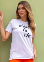 T-Shirt Feminina 100% Algodão Estampa Cest La Vie Oversized é a peça perfeita para um look estiloso, gringo, diferente, jovem, in, versátil, trend, combina com jeans, alfaiataria, perfeito para o dia a dia e despojado para usar a noite. Monte Looks despojados e super confortáveis.