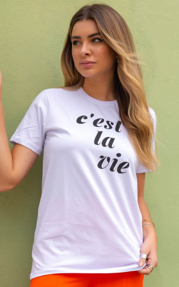 T-Shirt Feminina 100% Algodão Estampa Cest La Vie Oversized é a peça perfeita para um look estiloso, gringo, diferente, jovem, in, versátil, trend, combina com jeans, alfaiataria, perfeito para o dia a dia e despojado para usar a noite. Monte Looks despojados e super confortáveis.
