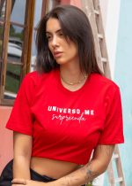 T-shirt Unissex 100% Algodão Vermelha Estampa Universo Me Surpreenda, Oversized é a peça perfeita para um look estiloso, gringo, diferente, jovem, in, versátil, trend, combina com jeans, alfaiataria, perfeito para o dia a dia e despojado para usar a noite. Monte Looks despojados e super confortáveis.