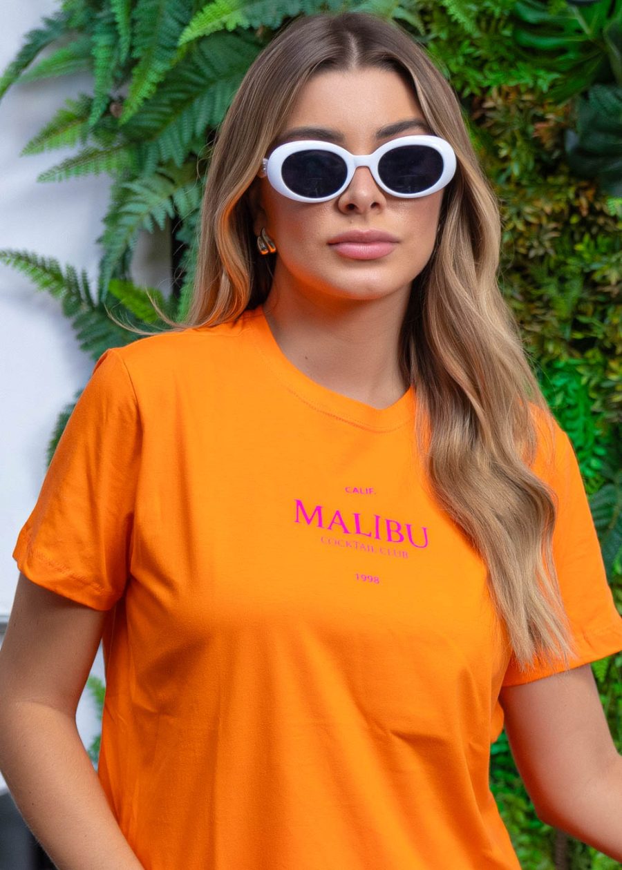 Cropped Feminino Nadador Canelado Rê Laranja é a peça perfeita para um look estiloso. Cropped Nadador é Super Usado com Pantalonas Pelas Gringas. Perfeito para festas , sociais entre as amigas, rolês, saidinhas, happy hour, aquele cropped que não falta no carnaval das bloggers.