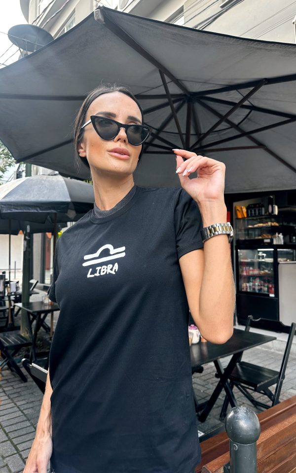 T-shirt feminina signos tendência oversized, barata e de qualidade perfeita para looks estilosos.