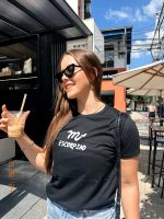 T-shirt feminina signos tendência oversized, barata e de qualidade perfeita para looks estilosos.