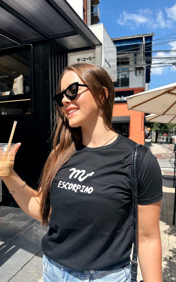 T-shirt feminina signos tendência oversized, barata e de qualidade perfeita para looks estilosos.