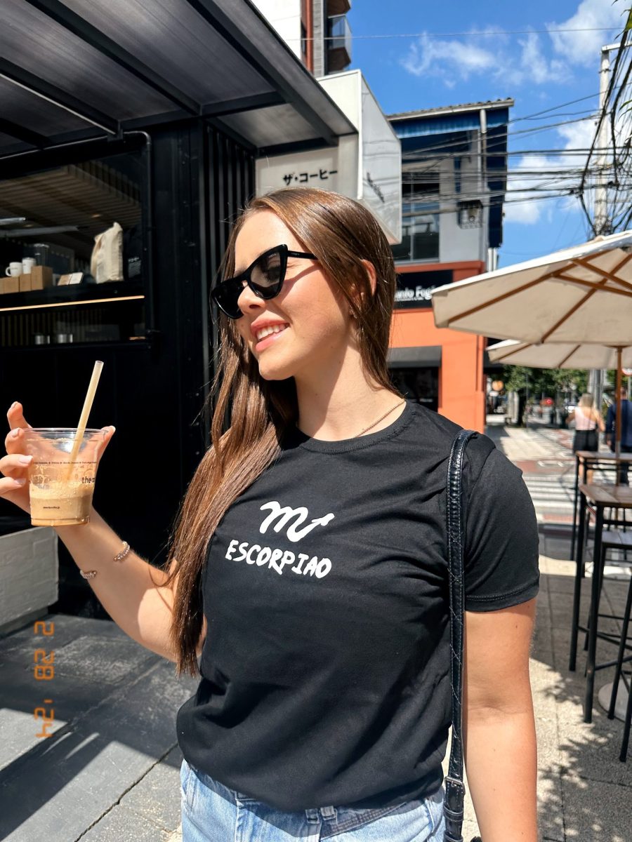 T-shirt feminina signos tendência oversized, barata e de qualidade perfeita para looks estilosos.