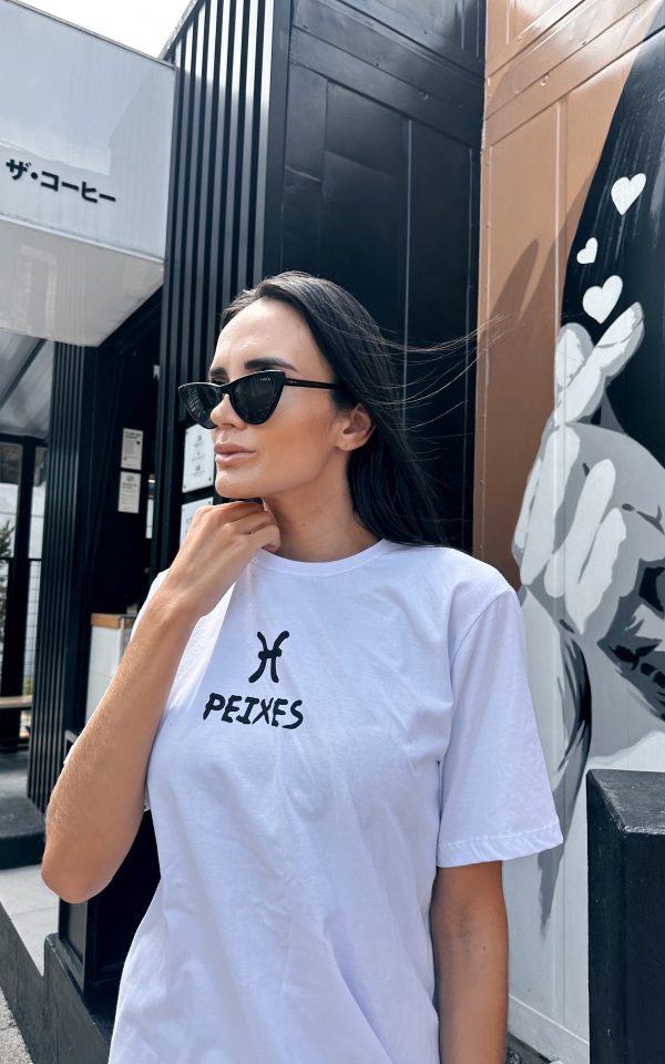 T-shirt feminina signos tendência oversized, barata e de qualidade perfeita para looks estilosos.