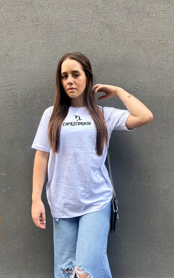 T-shirt feminina signos tendência oversized, barata e de qualidade perfeita para looks estilosos.
