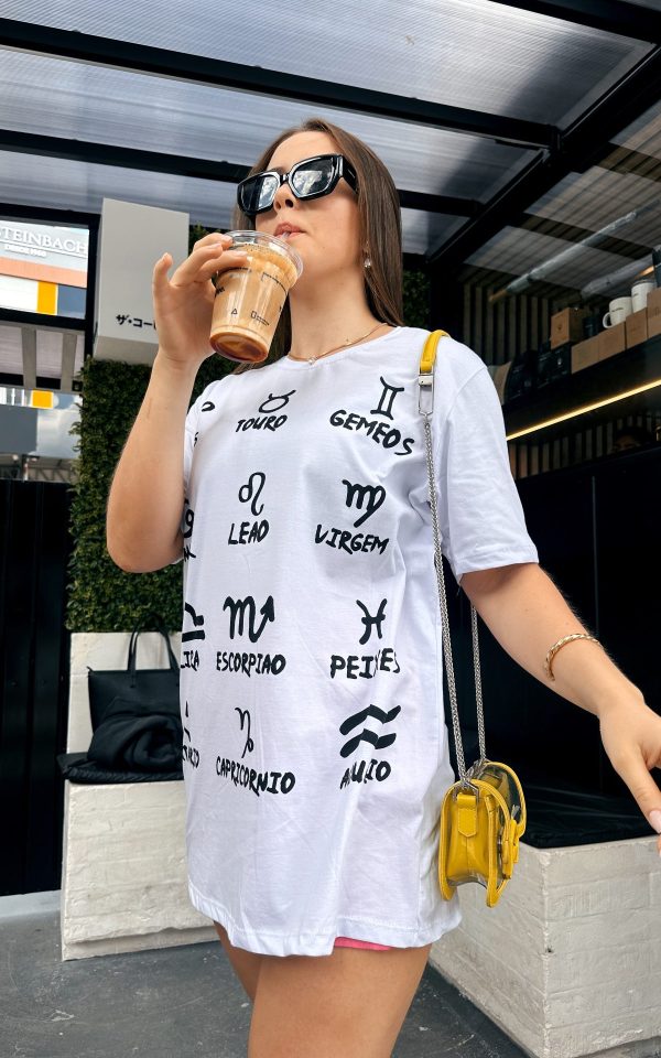 T-shirt feminina signos tendência oversized, barata e de qualidade perfeita para looks estilosos.