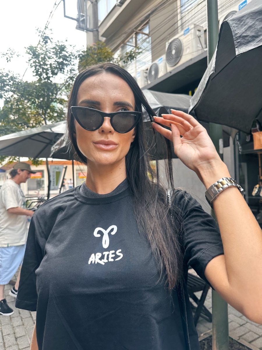 T-shirt feminina signos tendência oversized, barata e de qualidade perfeita para looks estilosos.