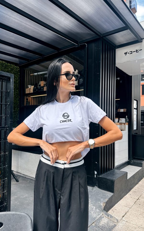 T-shirt feminina signos tendência oversized, barata e de qualidade perfeita para looks estilosos.